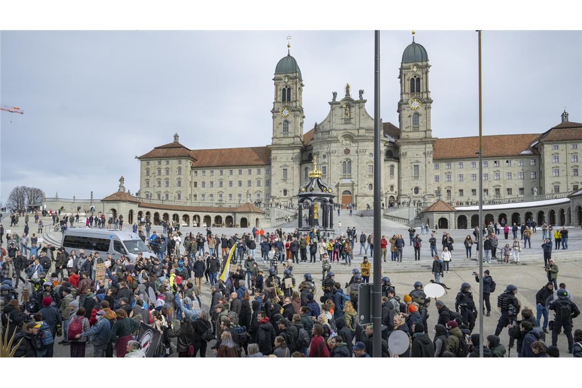 Protest in Schweizer Wohnort von AfD-Chefin Weidel In Einsiedeln in der Schweiz, dem Wohnort von Alice Weidel, wurde gegen Rechts demonstriert.