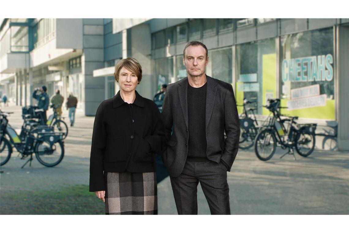 Einfach nur leben – um das geht es in „Erika Mustermann“ aus Berlin In „Erika Mustermann“ ermitteln Susanne Bonard (Corinna Harfouch) und Robert Karow (Mark Waschke) im Mordfall eines Riders, der für einen Berliner Fahrradlieferdienst gearbeitet hat.