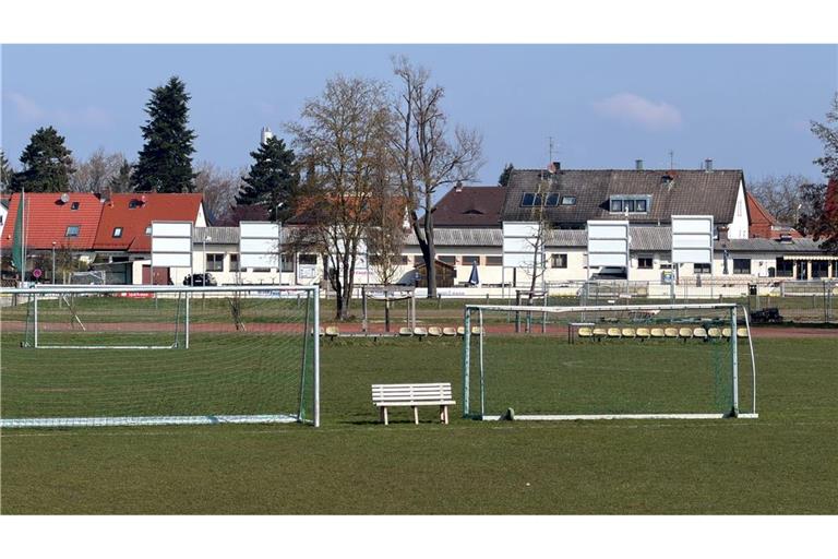 In Erlangen ist ein Fußballtor auf einen Jungen gestürzt.