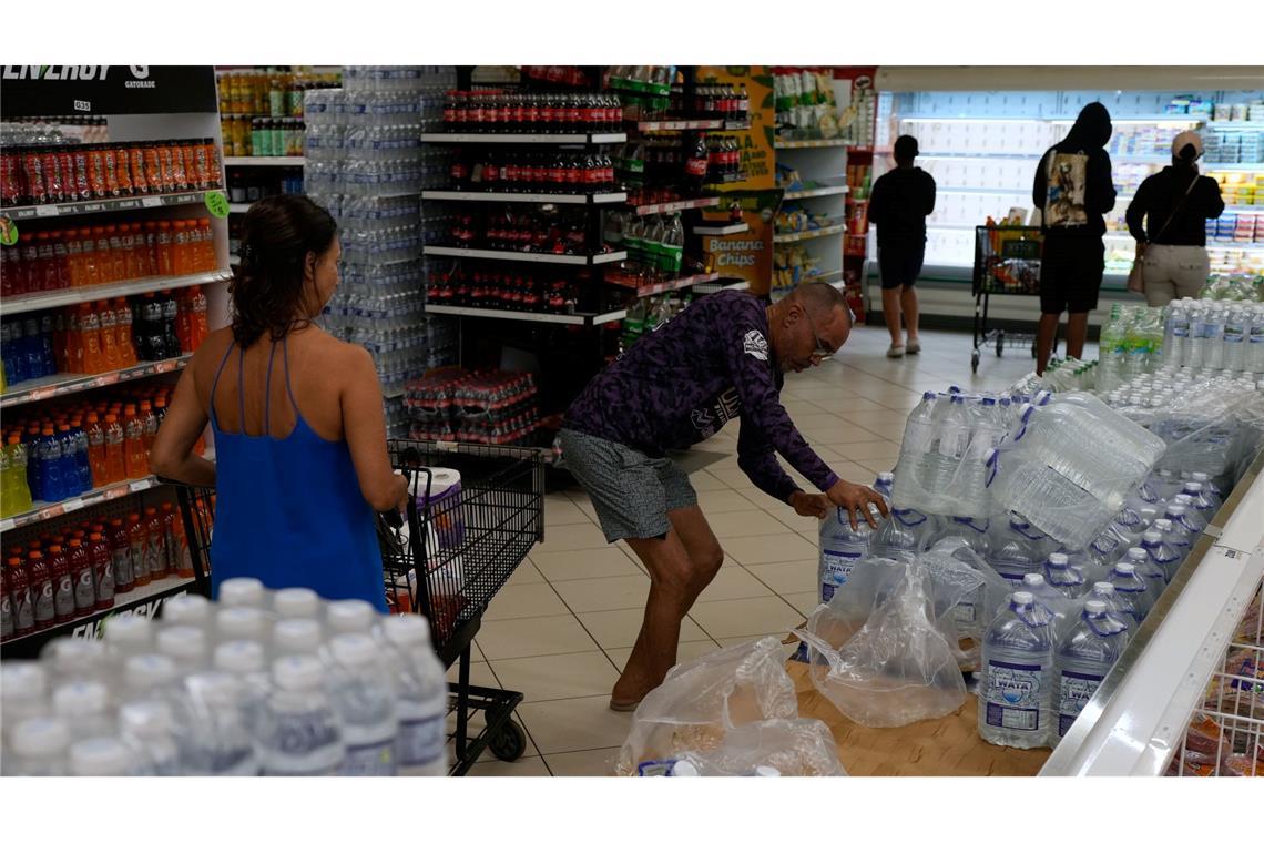 Hurrikan "Melissa" erreicht vor Jamaika stärkste Stufe In Erwartung des Hurrikans kauften Menschen Wasser und Lebensmittel, um für den schlimmsten Fall vorbereitet zu sein.