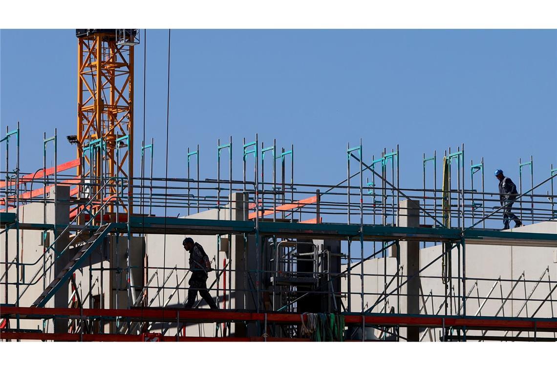 In Europa zieht die Baukonjunktur an - in Deutschland erwartet das Ifo-Institut ab 2027 wieder mehr Wohnungsfertigstellungen. (Archivbild)