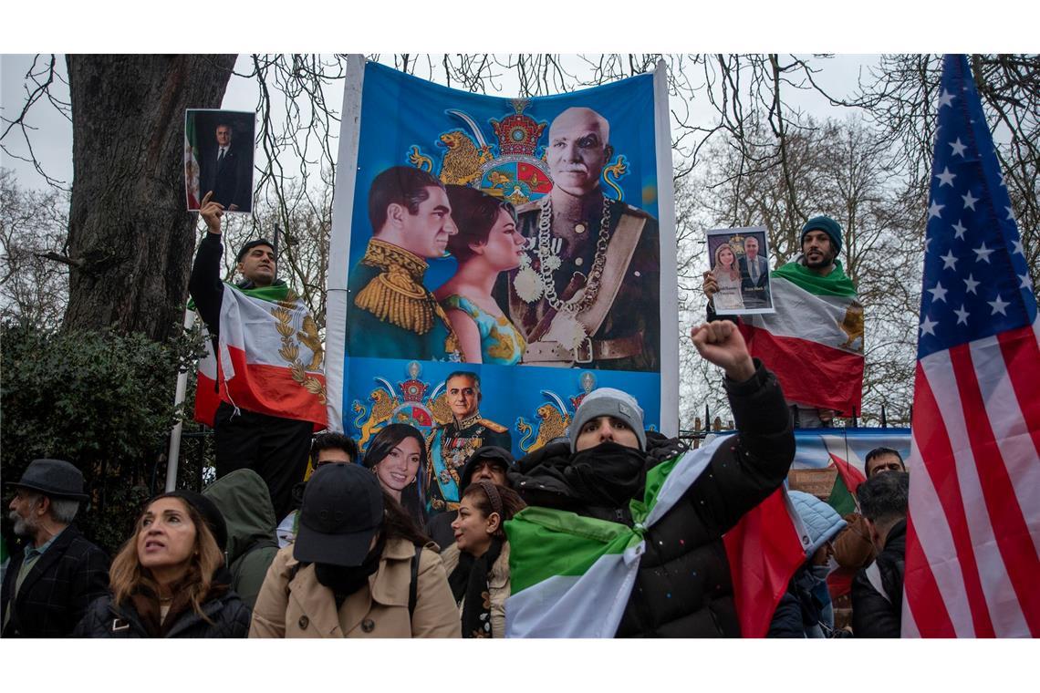 In Fahnen gehüllte iranische Demonstranten skandieren Slogans.