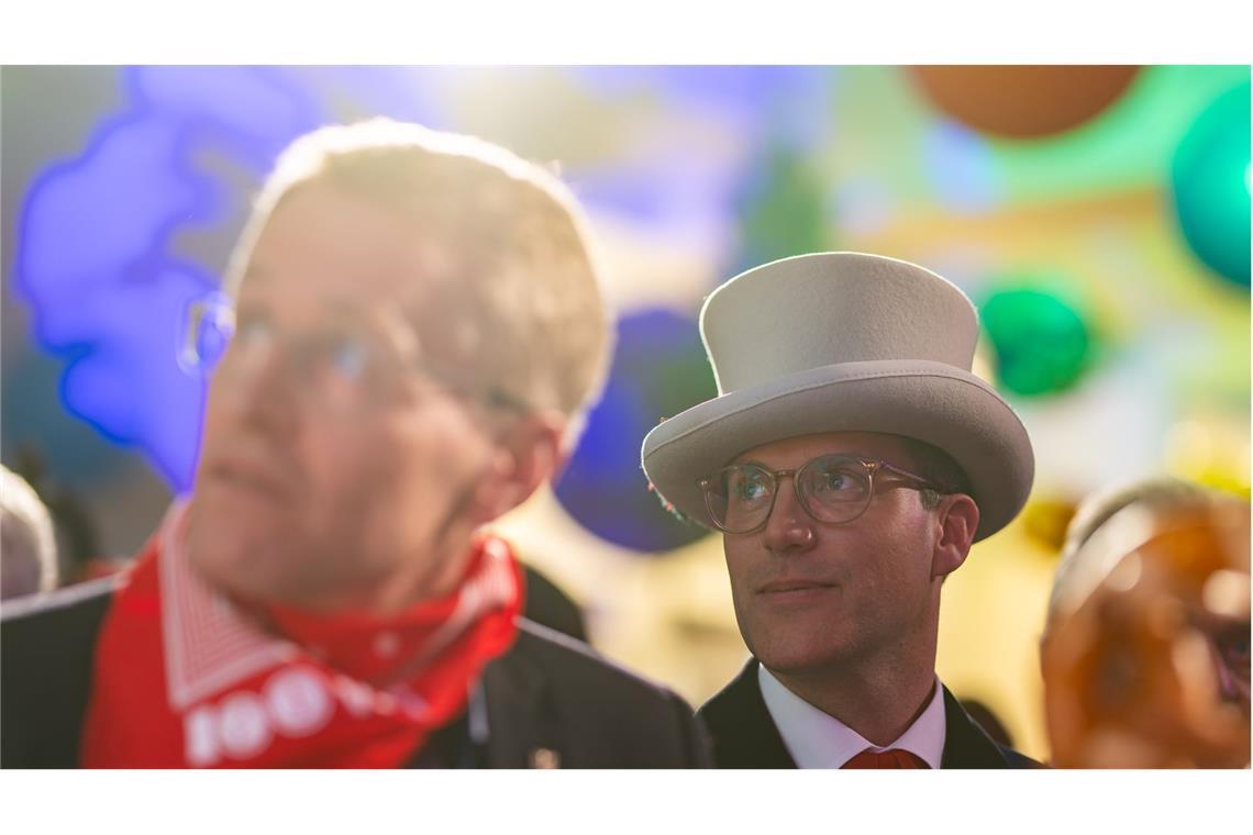 In „falschen Klamotten“, aber mit guten Ratschlägen hat Daniel Günther (links) seinem baden-württembergischen Parteifreund Manuel Hagel zur Narrenschelle gratuliert.