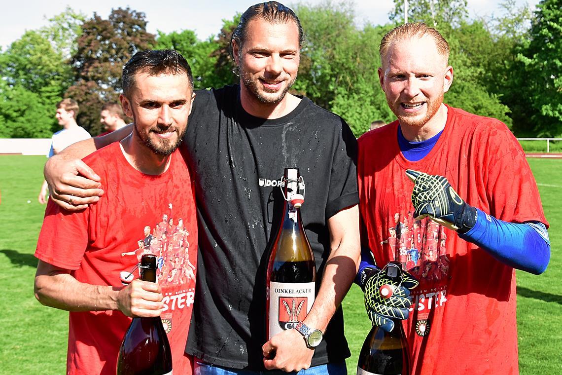 Die SG Sonnenhof Großaspach baut vor allem auf ihr Aufstiegsteam In Fellbach feiern Michael Ferber (Mitte) und die SG-Stützen Volkan Celiktas (links) sowie Maximilian Reule zusammen den Titelgewinn und den Aufstieg. Künftig packen Sportvorstand, Kapitän und Schlussmann gemeinsam mit an, um die Regionalliga zu halten. Foto: Tobias Sellmaier