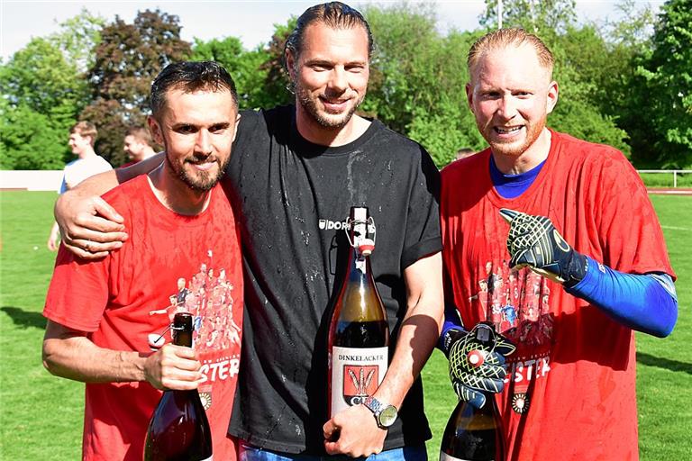 In Fellbach feiern Michael Ferber (Mitte) und die SG-Stützen Volkan Celiktas (links) sowie Maximilian Reule zusammen den Titelgewinn und den Aufstieg. Künftig packen Sportvorstand, Kapitän und Schlussmann gemeinsam mit an, um die Regionalliga zu halten. Foto: Tobias Sellmaier