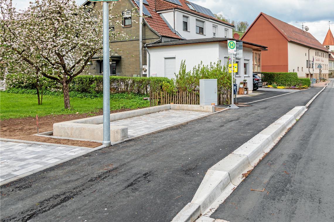 In Fornsbach sind die Randsteine gesetzt und die Einfassung fürs Wartehäuschen steht. Jetzt muss der Gehweg noch mit taktilen Elementen für Sehbehinderte oder Blinde ausgestattet werden. Fotos: Stefan Bossow