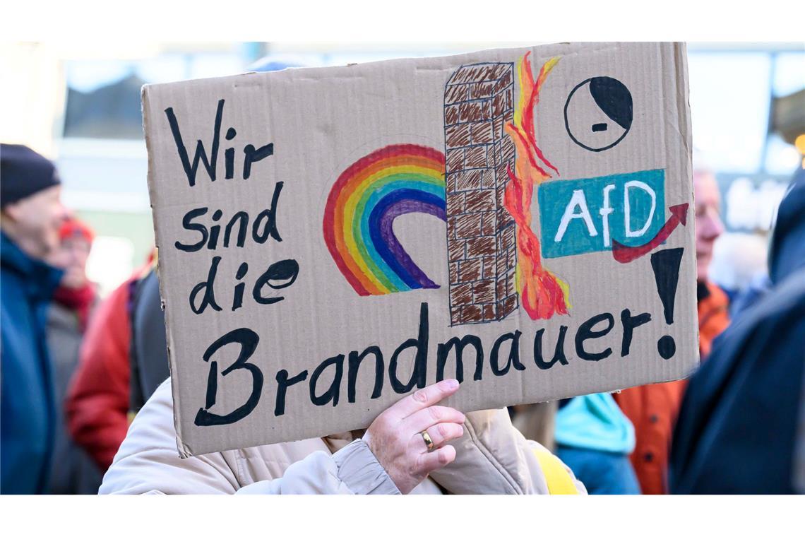 Mehrere Hunderttausend Menschen bei Demos gegen rechts In Frankfurt erinnert eine Demonstrantin an die Brandmauer.