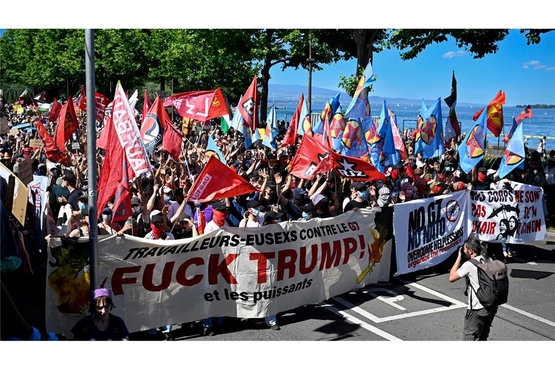 In Frankreich dürfen die G7-Gegner nicht protestieren, so weichen sie auf die Schweizer Seite des Genfersees aus.