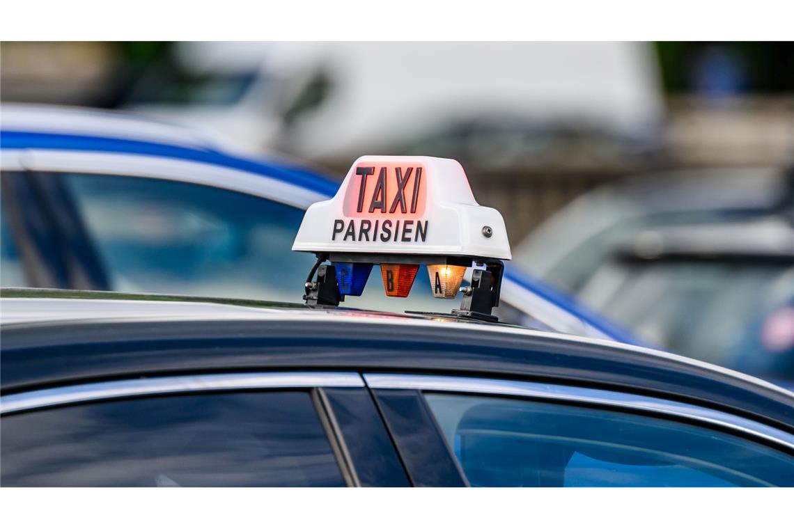 In Frankreich gibt es keine festgelegte Farbe für Taxis, jedoch sind die meisten silber, grau oder schwarz. (Archivbild)