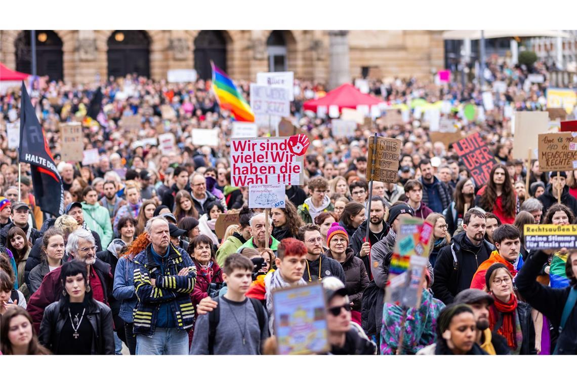 Zehntausende Menschen demonstrieren gegen rechts In Freiburg versammelten sich über 20.000 Menschen bei der Demo gegen Rechtsextremismus.