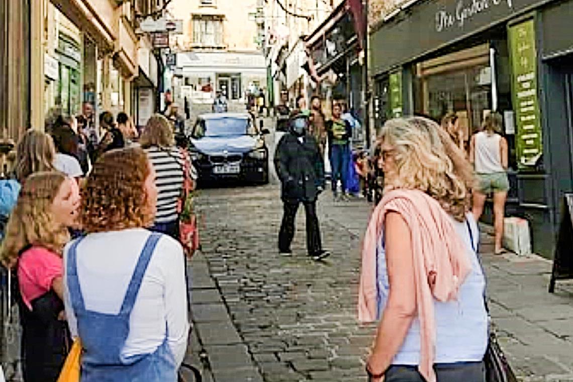 Licht und Schatten während der Pandemie In Frome stehen die Menschen vor Läden Schlange, die längere Zeit als nicht grundversorgungsrelevant geschlossen hatten.