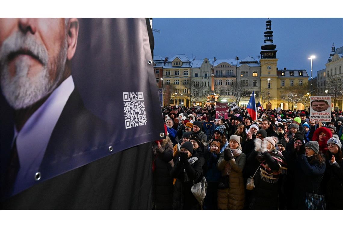 In ganz Tschechien gehen Menschen aus Solidarität mit ihrem Präsidenten Pavel auf die Straße. Er befindet sich in einem Machtkampf mit der Regierung von Andrej Babis.