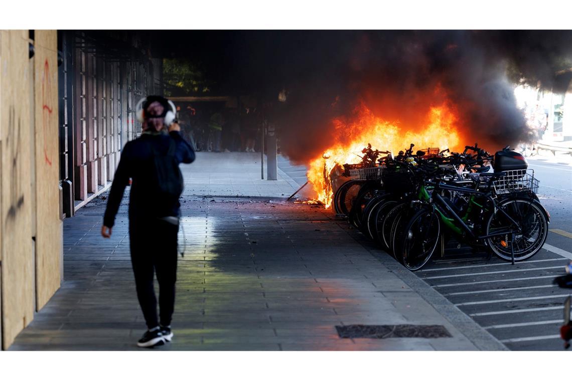 In Genf geht bei Demonstrationen gegen den G7-Gipfel im französischen Évian ein Auto in Flammen auf.