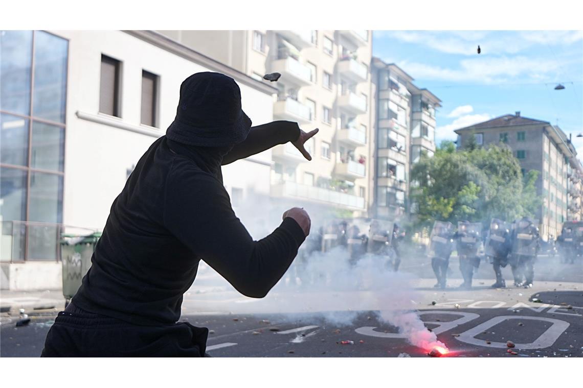 In Genf kommt es bei Protesten gegen den G7-Gipfel in Évian zu Auseinandersetzungen zwischen Demonstranten und der Polizei.