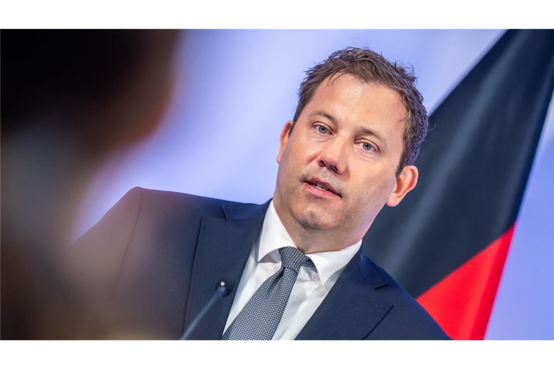 Bundesfinanzminister Lars Klingbeil bittet zum Tanz auf der Titanic In gewisser Schieflage ist der Etat, den Finanzminister Lars Klingbeil (SPD) gestern im Kabinett präsentierte.