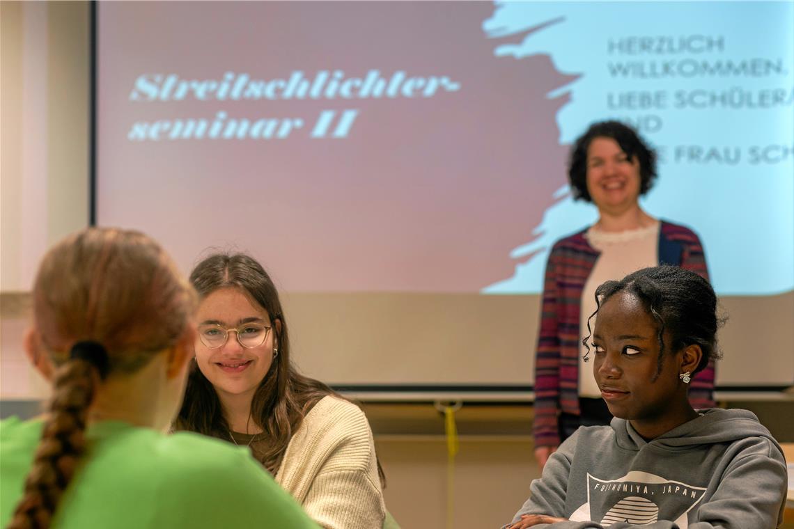 Hier steht Streitkultur auf dem Stundenplan In Gruppen und mit Unterstützung von Theresa Bilharz (hinten) erarbeiten sich die Jugendlichen die verschiedenen Themen, die bei der Streitschlichtung wichtig sind. Foto: Stefan Bossow