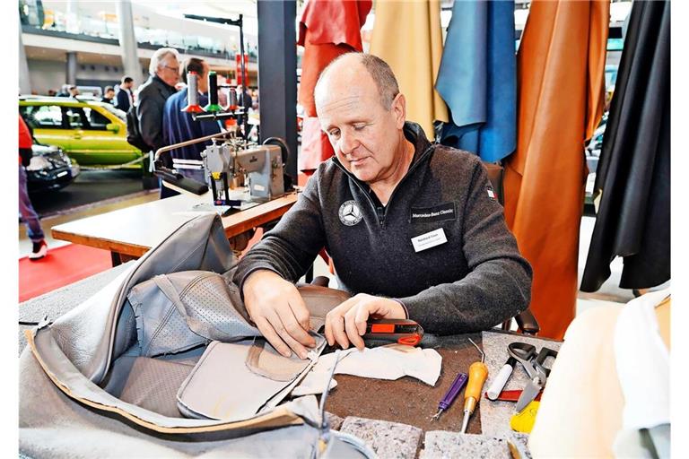 In Halle 1 hat das Mercedes-Benz Classic Center die Arbeit der hauseigenen Sattlerei vorgestellt.