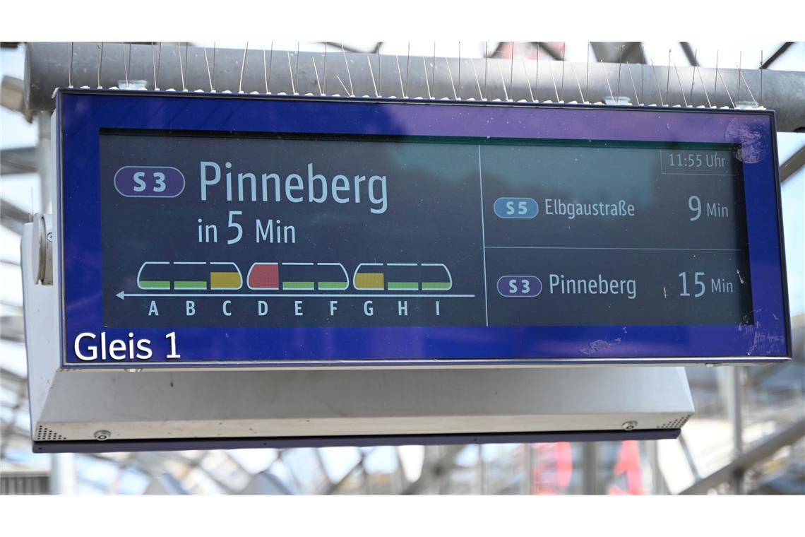 Lichtschranken und KI - Bahn prognostiziert Auslastung In Hamburg informiert eine Anzeige über die Auslastung einer S-Bahn.