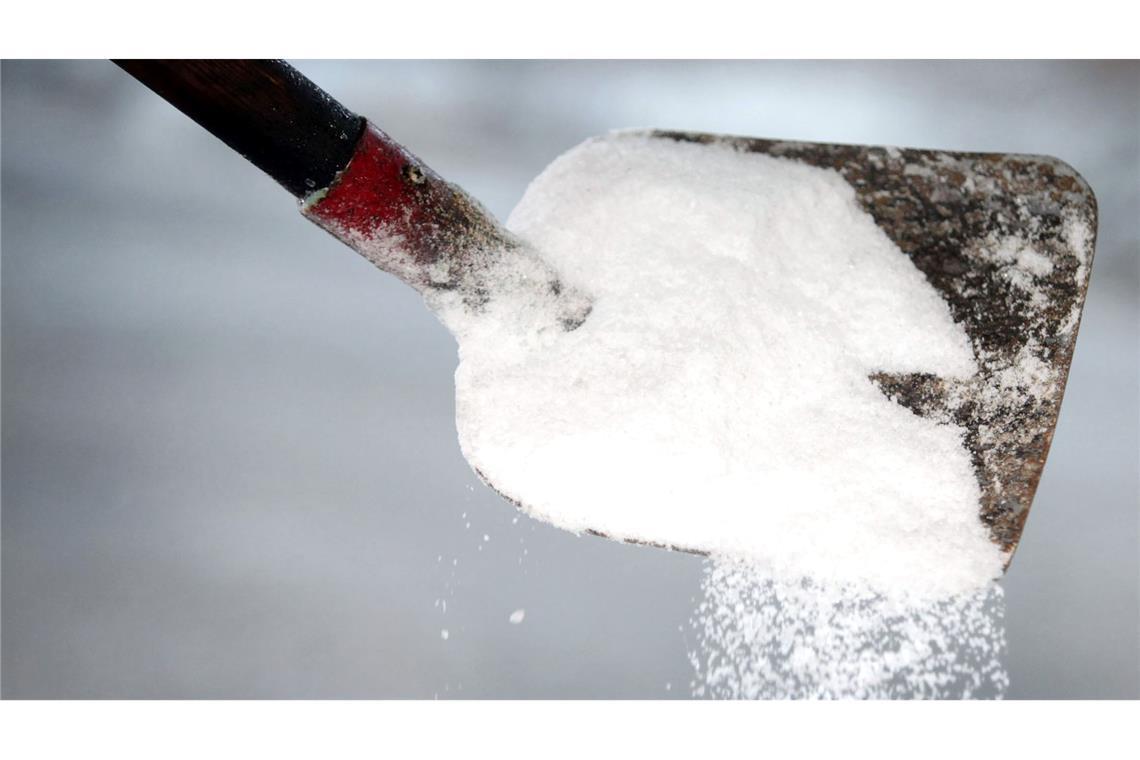 In Hamburg ist der Einsatz von Tausalz vorübergehend wieder erlaubt. (Symbolbild)