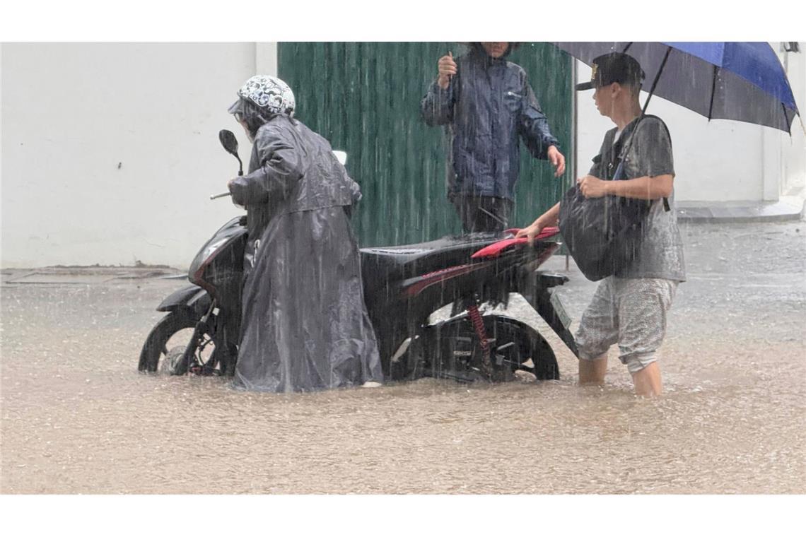 Tote und Schäden durch Taifun "Kajiki" in Vietnam In Hanoi standen viele Straßen unter Wasser.