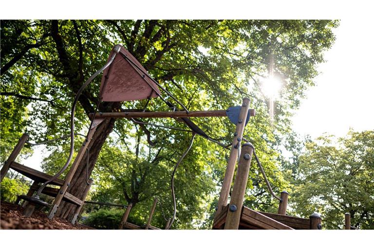 In Heidelberg ist ein Mann nach einem Unfall auf einem Spielplatz ums Leben gekommen (Symbolbild).