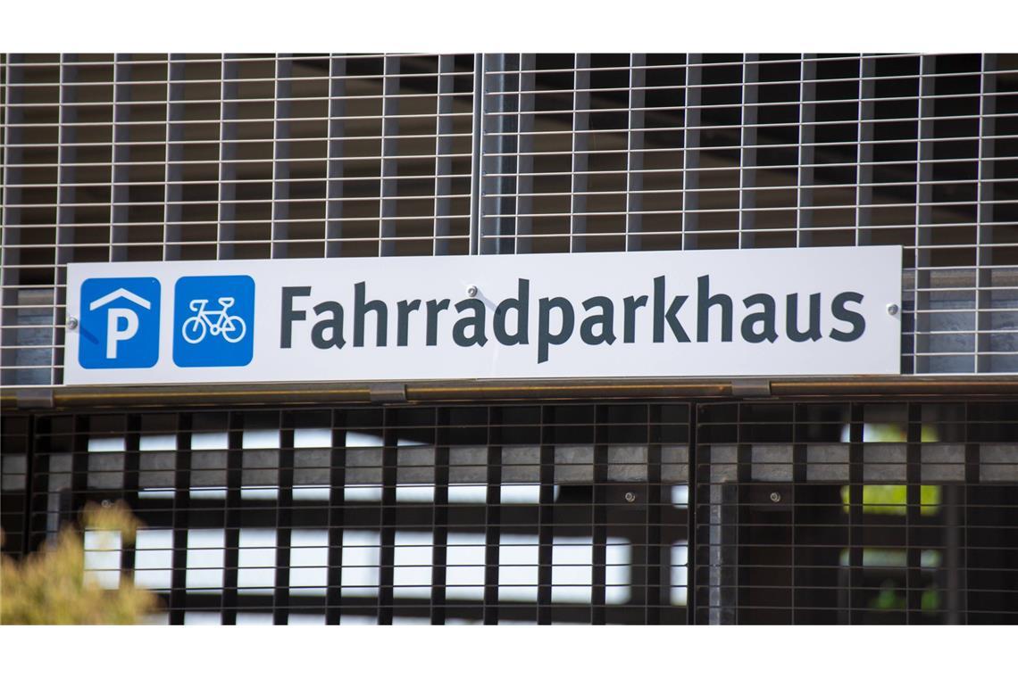 Größtes Fahrradparkhaus Baden-Württembergs eröffnet In Heidelberg wurde Baden-Württembergs größtes Fahrradparkhaus eröffnet.
