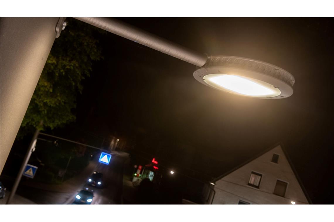 In Heiningen (Landkreis Göppingen) startete 2022 ein Pilotprojekt, bei dem Leuchten abhängig von Verkehrsaufkommen heruntergedimmt wurden. (Archivbild)