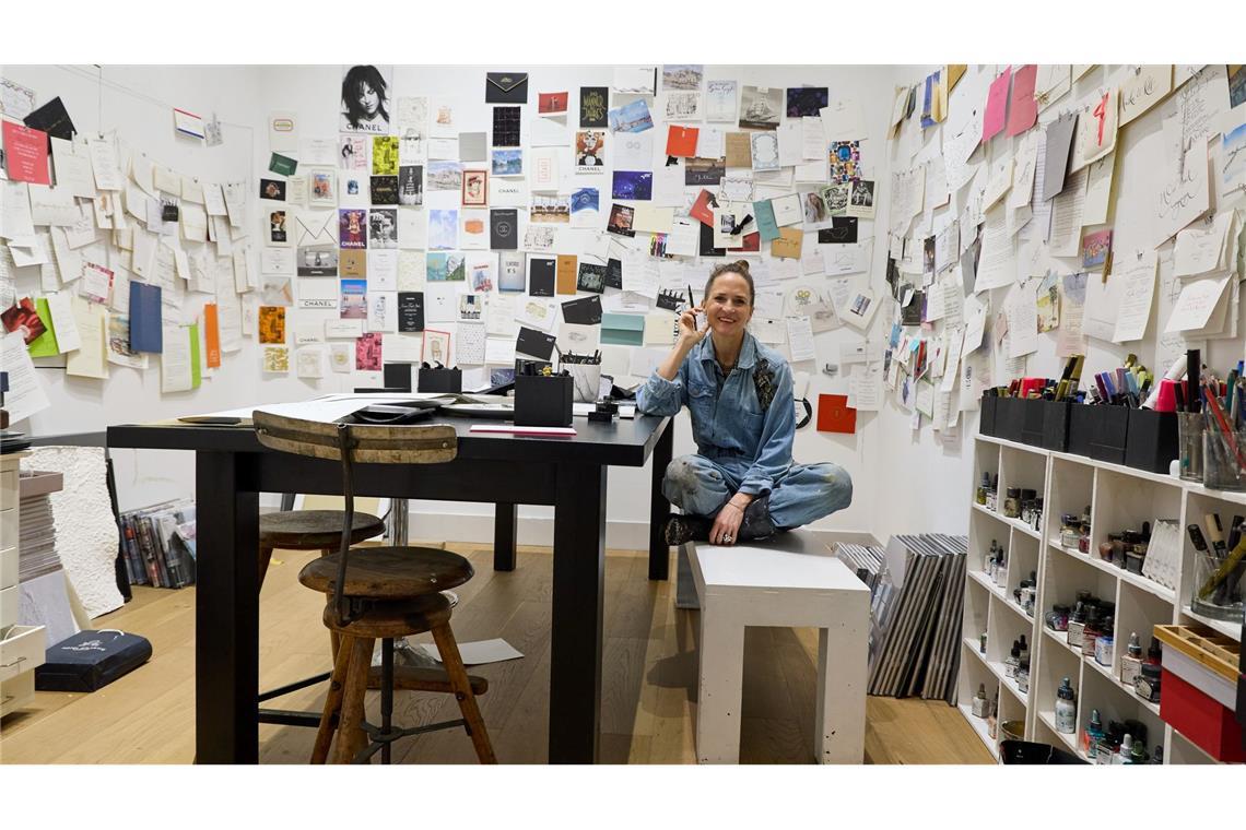 In ihrem Atelier in der Nähe des Hamburger Rathauses schreibt und malt die gebürtige Hannoveranerin.