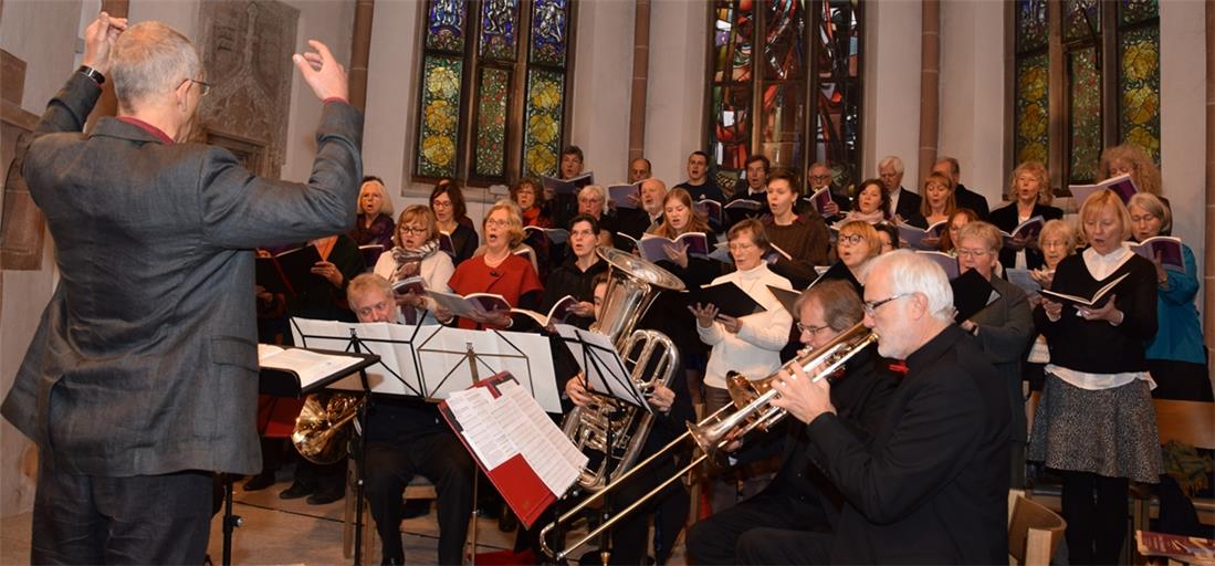 In ihrem Element: Die Kantorei mit Kantor Gottfried Mayer (vorne links), die gemeinsam mit dem Ludwigsburger Blechbläserquintett eine festliche Adventsmusik aufführen. Fotos: E. Klaper