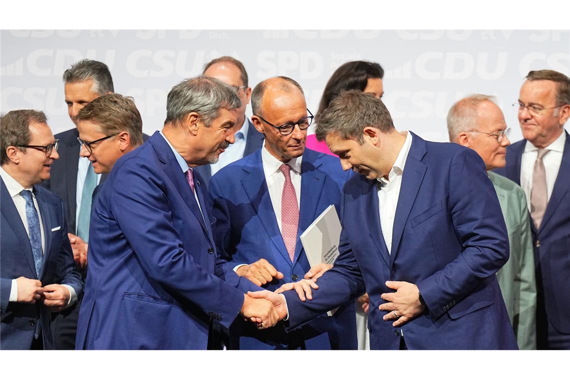 Entscheidung über Einbürgerungsantrag dauert manchmal Jahre In ihrem Koalitionsvertrag haben sich CDU, CSU und SPD darauf geeinigt, die Einbürgerung für besonders gut integrierte Menschen nach drei Jahren wieder abzuschaffen. (Archivfoto)