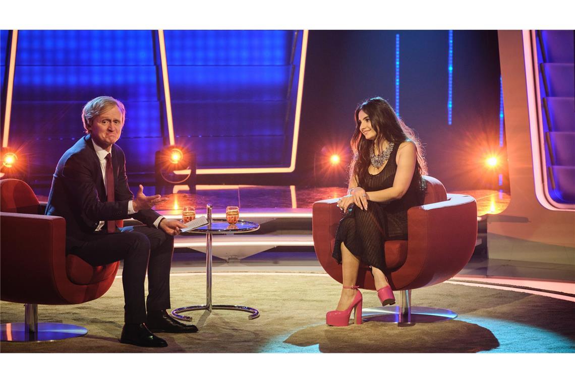 In ihren Träumen ist Nelly (Bayan Layla) eine erfolgreiche Sängerin, die der Moderator (Pierre M. Krause) begeistert in seiner Show präsentieren wird.