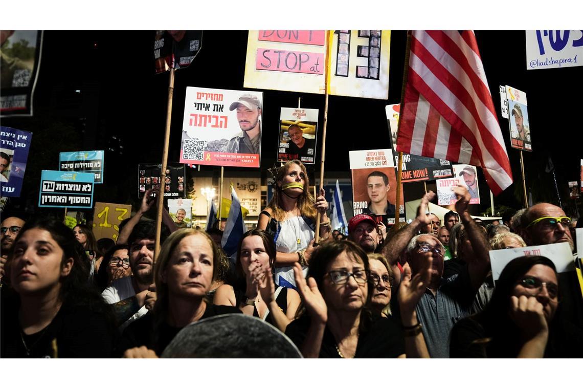 In Israel fordern Zehntausende Menschen die Rückgabe der restlichen toten Geiseln der Hamas.
