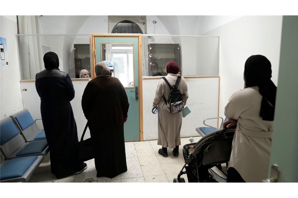 Freilassung weiterer Geiseln im Gazastreifen begonnen In Israel treten voraussichtlich zwei Gesetze in Kraft, die die Arbeit des palästinensischen UN-Hilfswerks UNRWA verbieten.