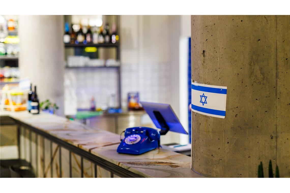 Syrischer Kurde eröffnet israelisches Restaurant In Israel war der Betreiber noch nicht, der Koch kommt aber von dort.