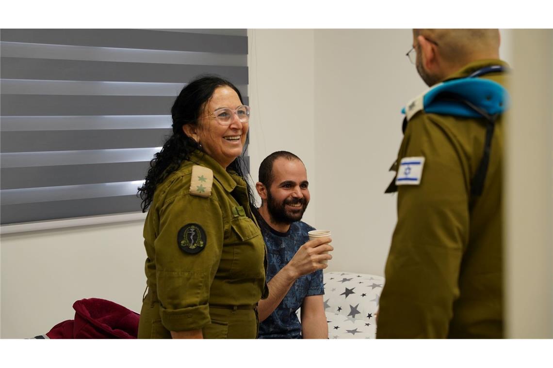 Hamas und Israel tauschen Geiseln gegen Häftlinge aus In Israel war die Freude nach der Rückkehr der drei freigelassenen Männer groß.
