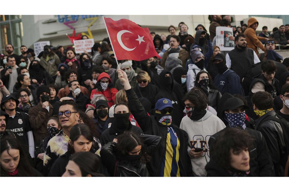 Imamoglus Anwalt entlassen – Journalisten festgenommen In Istanbul kam es zu Protesten.