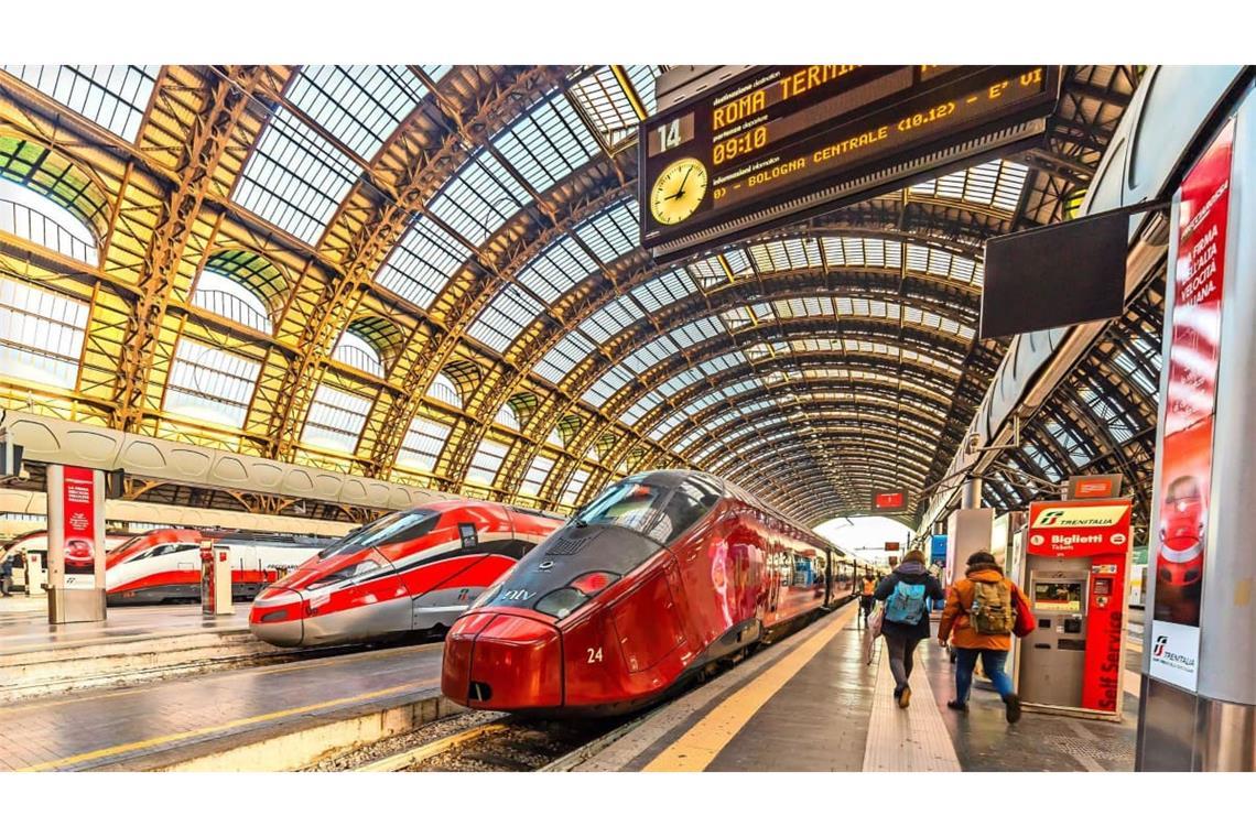 In Italien bereits länger erfolgreich, nun auf dem Sprung nach Deutschland: ein Italo-Fernzug (rechts) im Bahnhof von Mailand