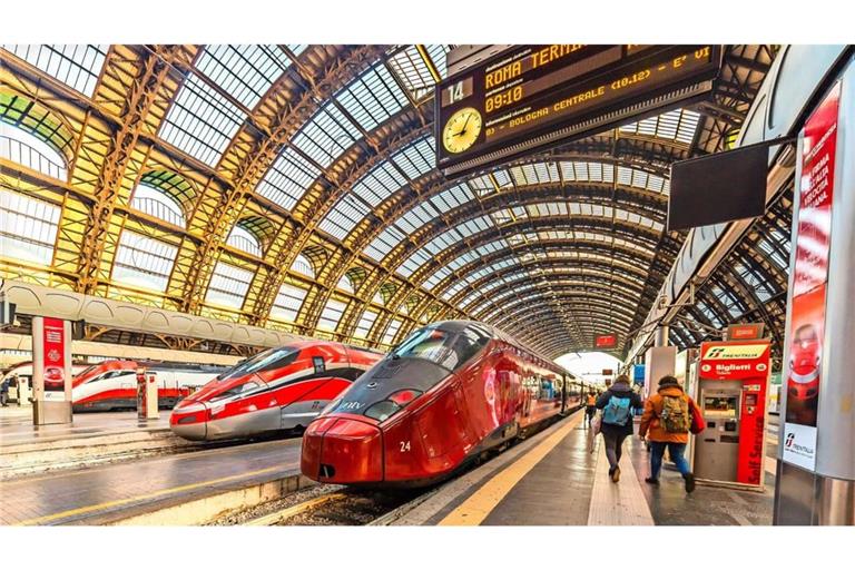 In Italien bereits länger erfolgreich, nun auf dem Sprung nach Deutschland: ein Italo-Fernzug (rechts) im Bahnhof von Mailand