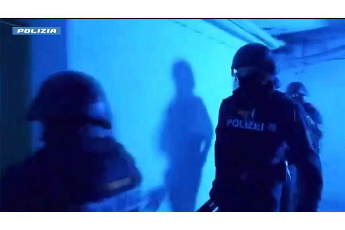 Mafia-Razzia im Morgengrauen - auch Polizist festgenommen In Italien und Deutschland gab es mehrere Festnahmen.