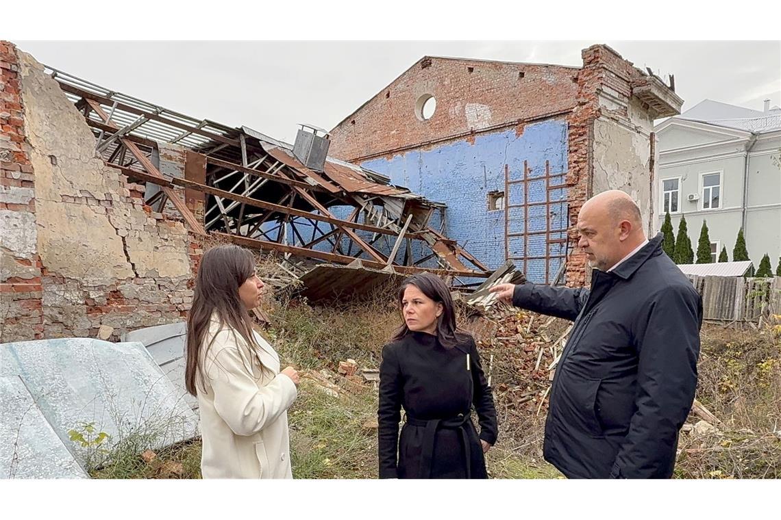 Baerbock fordert von Partnern mehr Unterstützung für Ukraine In Jahidne besuchte Baerbock die Gedenkstätte an die Opfer der russischen Gräueltaten in dem Dorf nordöstlich der Hauptstadt Kiew.
