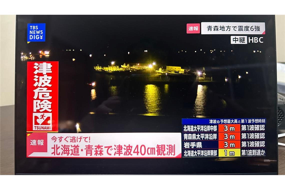 In Japan berichten die Medien fortlaufend nach der Tsunami-Warnung.