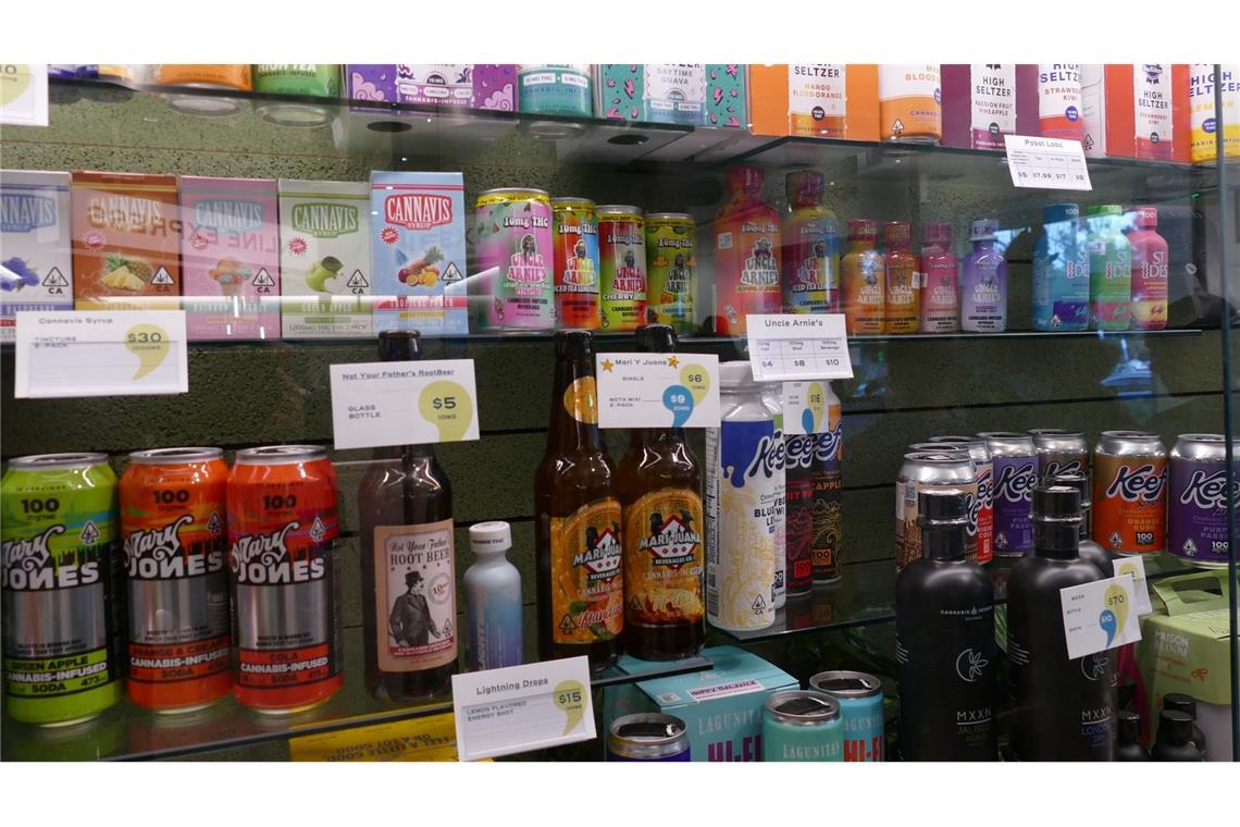 In Kalifornien werden Cannabis-Produkte in einem Shop angeboten. Der Studie zufolge macht eine solche Art der Kommerzialisierung einen deutlichen Unterschied. (Archivbild)