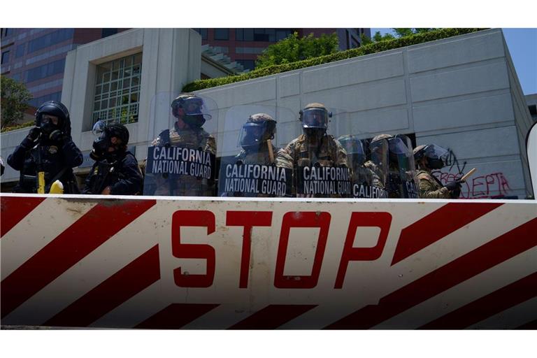 In Kalifornien wird seit Tagen gegen die scharfe Einwanderungspolitik von US-Präsident Donald Trump protestiert. Der hatte daraufhin in einem ungewöhnlichen und umstrittenen Schritt die Nationalgarde mobilisiert.