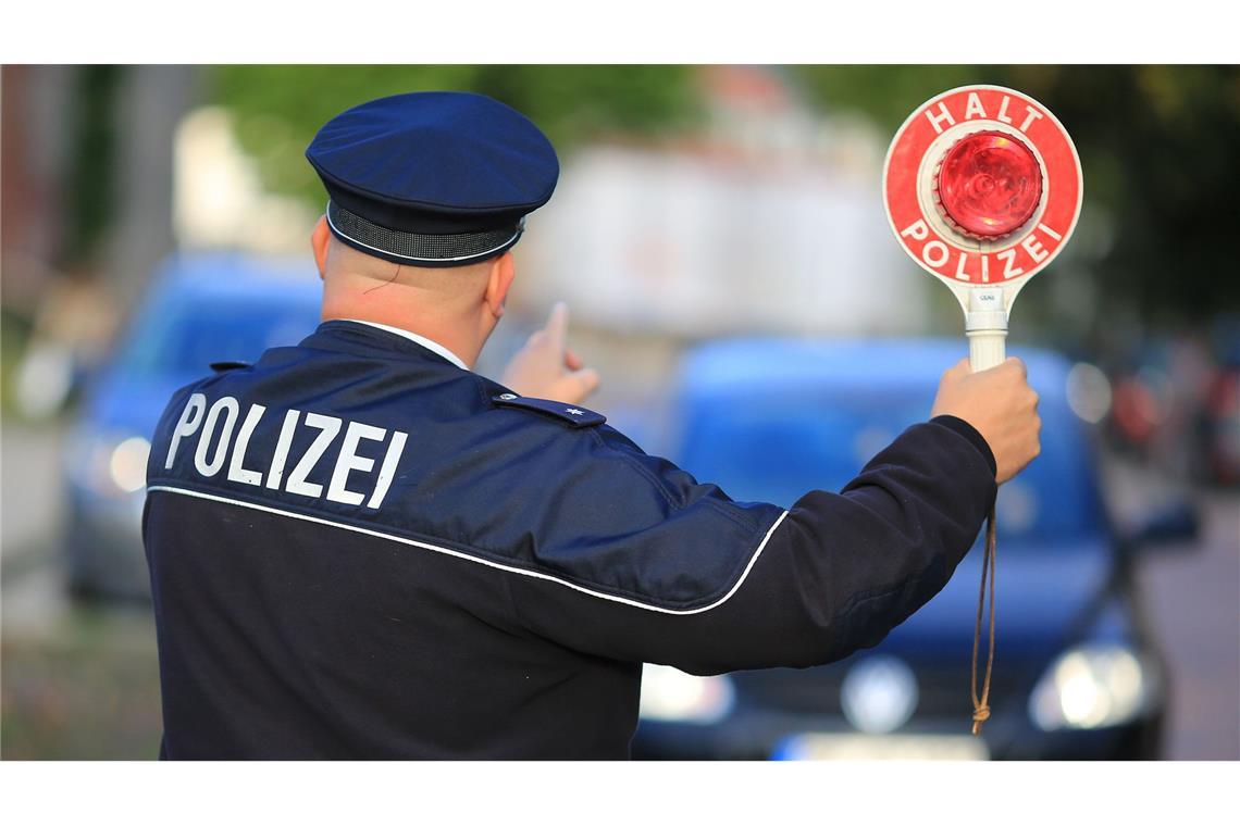 In Karlsruhe läuft zur Zeit ein kurioser Polizeieinsatz. Ein Mann flüchtete vor einer Polizeikontrolle. (Symbolfoto)