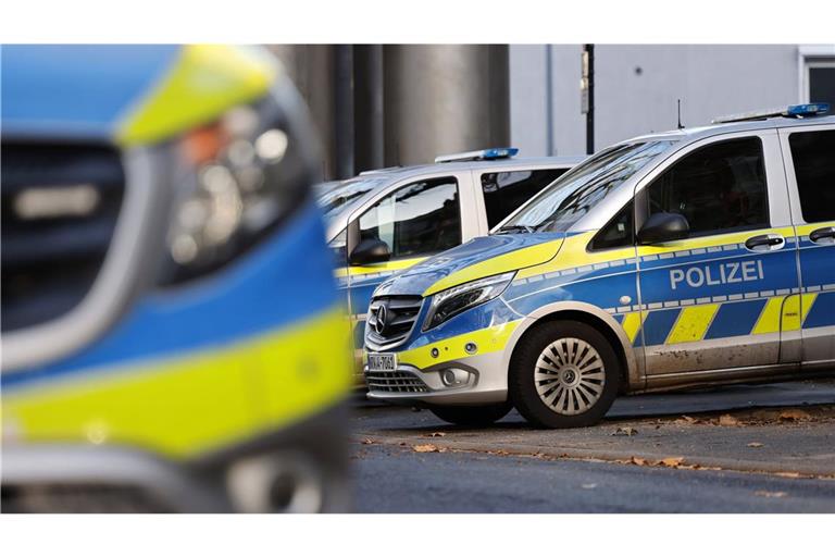 In Karlsruhe soll ein Mann mit einem Messer auf zwei Vertreter losgegangen sein. Es kam zu einem größeren Polizeieinsatz (Symbolfoto).