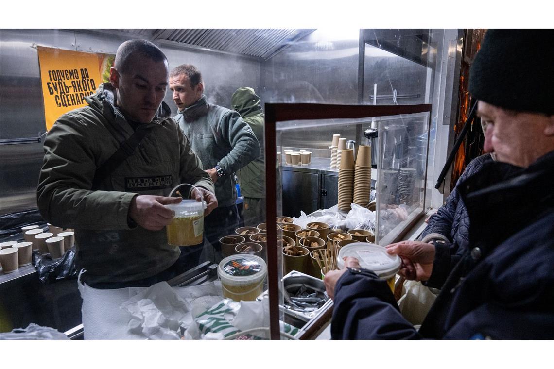 In Kiew geben die Streitkräfte warme Mahlzeiten für Menschen aus, die in ihren Häusern keinen Strom mehr haben.