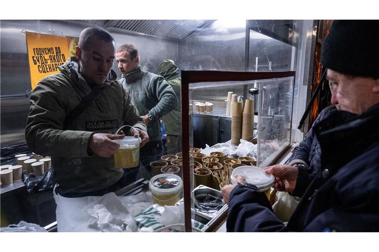 In Kiew geben die Streitkräfte warme Mahlzeiten für Menschen aus, die in ihren Häusern keinen Strom mehr haben.