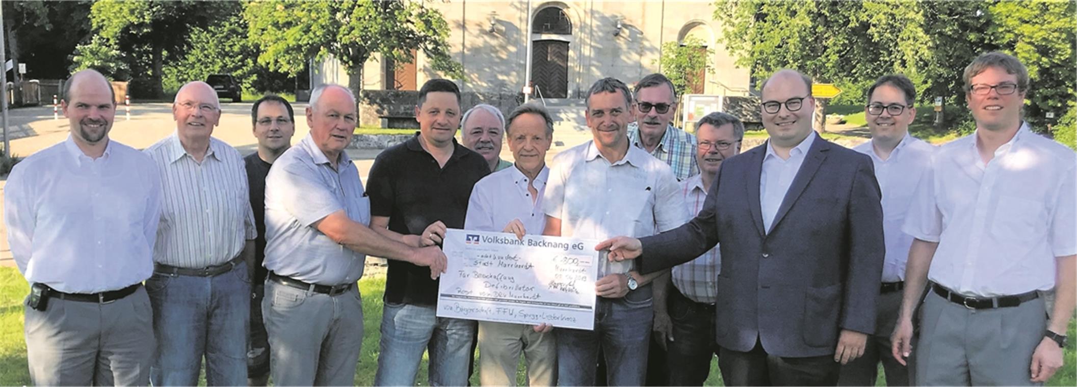 In Kirchenkirnberg haben sich die Vereine zusammengetan, um mit Unterstützung des DRK, hier mit Bürgermeister Armin Mößner (Dritter von rechts), zugleich DRK-Ortsvereinsvorsitzender, ein Gerät anzuschaffen.