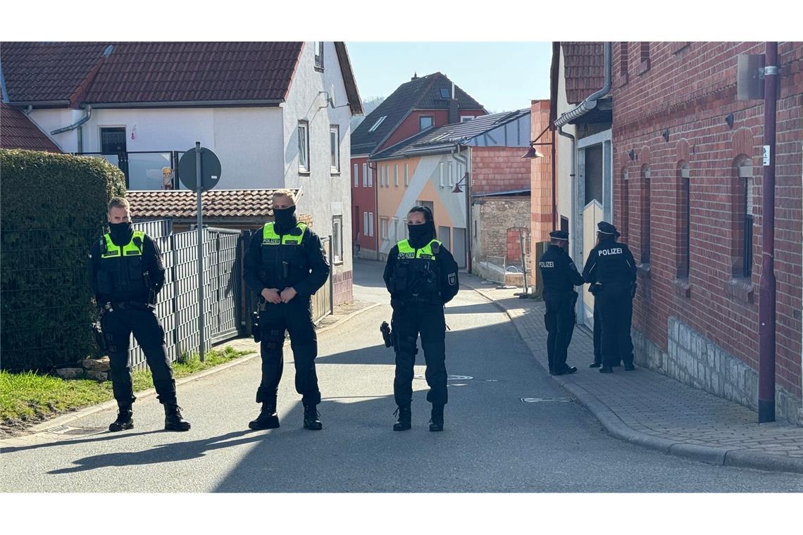 Schock in Thüringen: Polizist tötet seine Familie und sich In Klettbach fanden Beamte am Morgen vier tote Menschen in einem Haus.