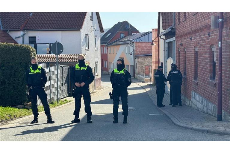 In Klettbach fanden Beamte am Morgen vier tote Menschen in einem Haus.